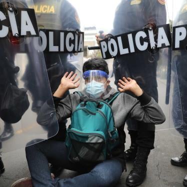 La policía rodea a un manifestante en Lima, Perú, el martes 10 de noviembre de 2020.