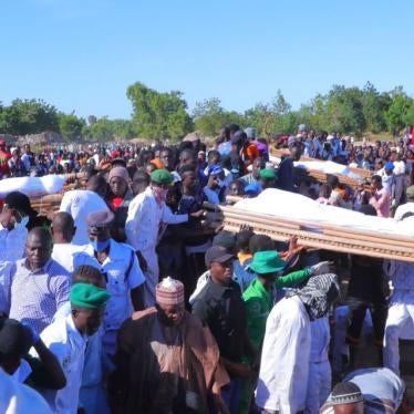 Funérailles de victimes de combattants présumés de Boko Haram, qui ont été enterrées dans le village de Zabarmari (État de Borno), dans le nord-est du Nigeria, le 29 novembre 2020. Ces funérailles ont eu lieu au lendemain d’une attaque brutale menée contre des fermiers travaillant dans des rizières de Koshobe, un village voisin.