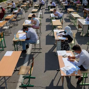 Uzbek students take open-air entrance exams in Tashkent on September 2, 2020, amid the ongoing coronavirus disease pandemic.