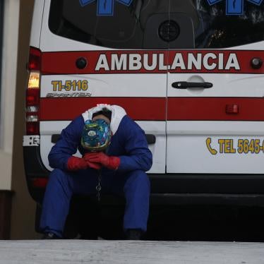 Un paramédico descansa detrás de su ambulancia, mientras el personal de la ambulancia espera horas para que los pacientes de Covid-19 que están transportando sean admitidos, en el Centro Médico Siglo XXI en la Ciudad de México, el jueves 7 de enero de 2021.