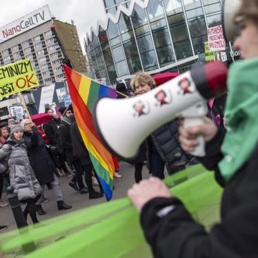 Une manifestante chante des slogans dans un mégaphone pendant la marche du Manifeste pour la journée des femmes à Varsovie, en Pologne, appelant à des actions sur le changement climatique, l'égalité des sexes, l'accès à l'avortement légal et l'éducation sexuelle dans les écoles, le 8 mars 2020.