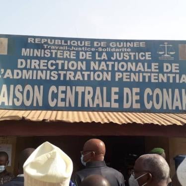 Un panneau montre l’entrée de la Maison centrale de Conakry. Photo prise devant cette prison le 11 mars 2021, à Conakry, en Guinée.