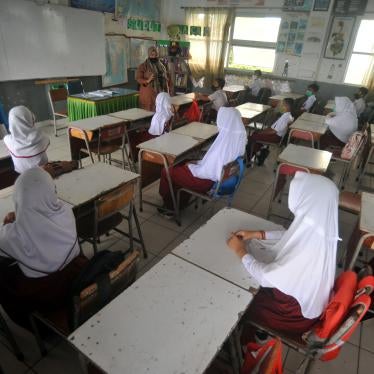 Des écolières suivent un cours dans une école publique à Padang, dans l'ouest de l’île  de Sumatra, en Indonésie, en janvier 2021.