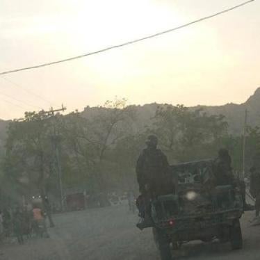 Des soldats camerounais patrouillent la route nationale 1, Mora, région de l’extrême nord, Cameroun, le 5 février 2021.