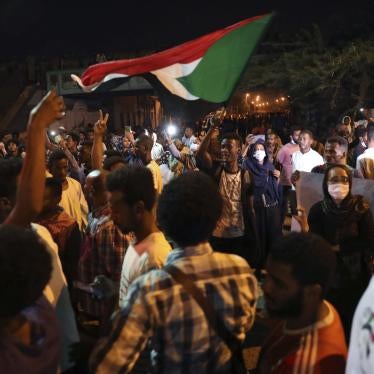 متظاهرون سودانيون يتجمعون لإحياء الذكرى السنوية الثانية لحملة القمع الدموية التي شنتها قوات الأمن أما مقر الجيش في الخرطوم، السودان في 11 مايو/أيار 2021