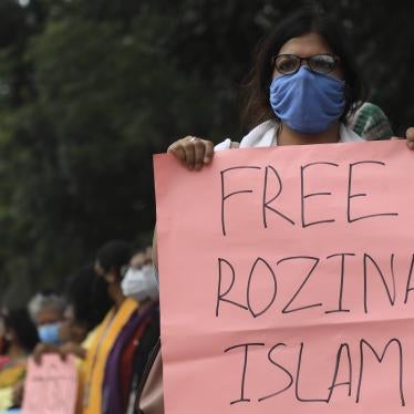 A protester holds a placard reading "Free Rozina Islam " during a demonstration in PLACE on DATE. © 2021 Md Manik/SOPA Images/Sipa USA