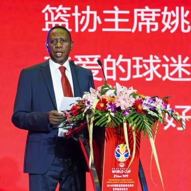 L'ancien président de la Fédération internationale de basketball (FIBA) Hamane Niang, photographié lors d’une cérémonie officielle à Pékin le 18 avril 2018, annonçant la tenue de la Coupe du monde de basketball FIBA 2019 en Chine.