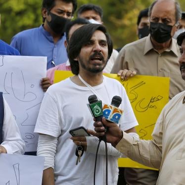  Pakistani journalist Asad Ali Toor, center, speaks during a demonstration to condemn the attack on journalists, in Islamabad, Pakistan.