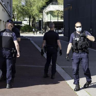 Des agents de police contrôlent les documents d'identité de passants pendant le confinement à Rennes, en France. Le 11 avril 2020. 