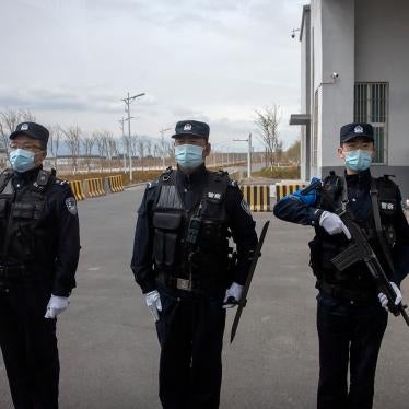 Ces trois policiers chinois gardaient l'entrée du centre de détention n°3 d'Urumqi à Dabancheng, dans la région du Xinjiang, dans l'ouest de la Chine, le 23 avril 2021.