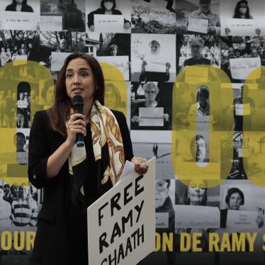 Céline Lebrun-Shaath, épouse de Ramy Shaath, prend la parole lors d'un rassemblement près de l'ambassade d'Égypte à Paris, mercredi 23 juin 2021.
