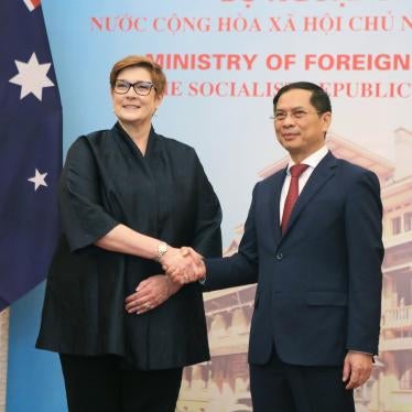 Australia’s Foreign Minister Marise Payne and Vietnam's Foreign Minister Bui Thanh Son shake hands.