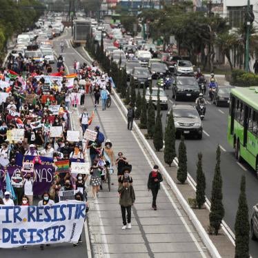 Guatemalans protest the “Life and Family” law with a banner that says “Insist, Resist, and Never Desist” in Guatemala City, Guatemala on March 12, 2022. © REUTERS/Sandra Sebastian