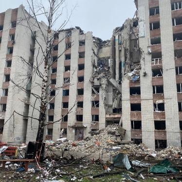 Жилой дом на проспекте Мира в Чернигове, поврежденный в результате удара российских войск 13 марта 2022 г. Фото сделано 19 апреля 2022 г. 