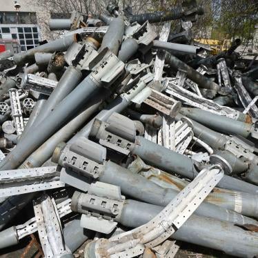 Restos de decenas de cohetes de munición en racimo Smerch y Uragan recogidos por el Servicio Estatal de Emergencia de Ucrania en Járkov en abril de 2022. 