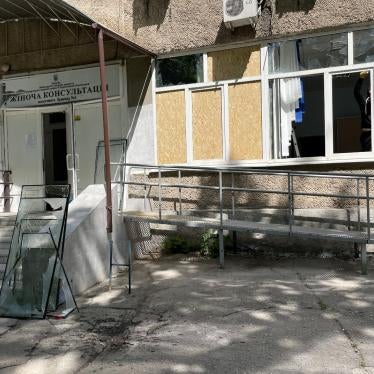 La marca del impacto dejado en el suelo después de la detonación de una submunición explosiva, una de al menos una docena en el área, frente a la clínica de servicios ambulatorios para mujeres del Hospital de Maternidad No. 1 de la Ciudad de Járkov, después de un ataque el 23 de mayo en un vecindario poblado en Járkov que dañó el hospital, 27 de mayo de 2022.