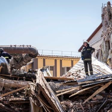 Un bombero se para sobre los escombros de un edificio destruido por el impacto de un misil de crucero ruso, que también hirió a varios civiles, en Járkov, Ucrania, el 9 de julio de 2022.