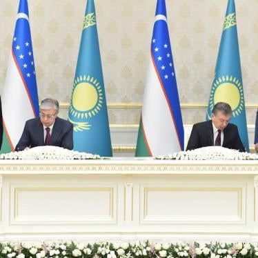 President Kassymjomar Tokayev of Kazakhstan and Uzbekistani President Shavkat Mirziyev sign a bilateral agreement in Tashkent on April 15, 2019. 