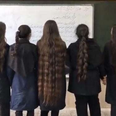 202210mena_iran_schoolgirls_classroom