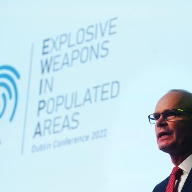 Le ministre irlandais des Affaires étrangères, Simon Coveney, s'exprimant lors de la conférence sur les armes explosives dans les zones peuplées (EWIPA) à Dublin, le 18 novembre 2022.