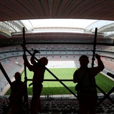 Des ouvriers  démantelaient l’échafaudage au stade Al Bayt à Al Khor, au Qatar, le 29 avril 2019. 