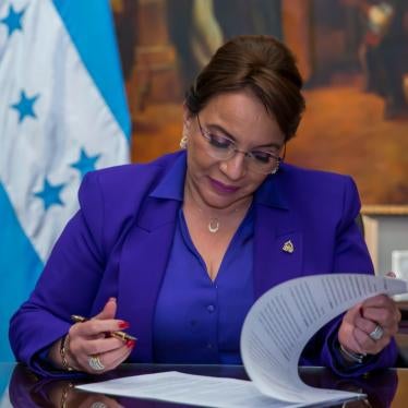 Honduran President Xiomara Castro signing an executive document that allows open access to emergency contraception.