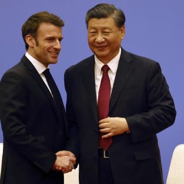 French President Emmanuel Macron and Chinese President Xi Jinping take part in a business council meeting in Beijing, April 6, 2023.