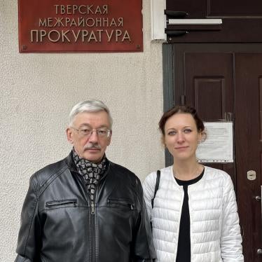 Oleg Orlov and his lawyer, Katerina Tertukhina, at the prosecutor’s office in Moscow when they received his indictment. © 2023 Memorial 