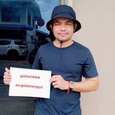 Phorn Phanna, a Cambodian opposition activist and refugee, holds a sign criticizing the Cambodian government’s transfer of power, July 26, 2023. 