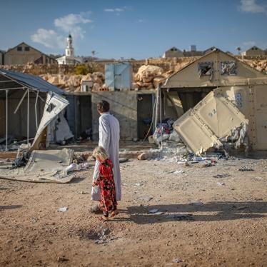 أشخاص يقيمون الأضرار الناجمة عن الهجوم بالذخائر العنقودية الذي شنه التحالف العسكري السوري الروسي على مخيم مرام للنازحين بالقرب من قرية كفر جالس في محافظة إدلب، شمال غرب سوريا، في 6 تشرين الثاني/نوفمبر 2022.