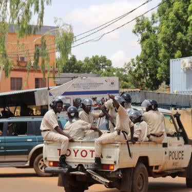 Des policiers nigériens à bord d’un véhicule circulant près du site d'une marche tenue dans la capitale du Niger, Niamey, le 30 juillet 2023, par des partisans du coup d’État militaire du 26 juillet. © 2023 Djibo Issifou/picture-alliance/dpa/AP Images