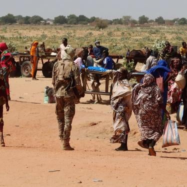 Families escaping Ardamata in West Darfur cross into Adre, Chad, after a wave of ethnic violence, November 7, 2023. Survivors recounted executions and looting in Ardamata, which they said were carried out by RSF and allied Arab militias. © 2023 REUTERS/El Tayeb Siddig
