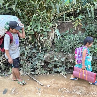 Myanmar refugees return to Thailand after Myanmar military airstrikes in Karenni State, November 16, 2023. 