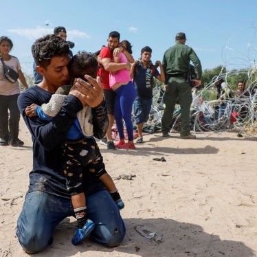 Un migrant vénézuélien embrassait son fils peu après leur arrivée à Eagle Pass, au Texas, le 25 septembre 2023, suite à leur long voyage depuis le Venezuela jusqu’aux États-Unis. © 2023 Robert Gauthier/Los Angeles Times via Getty Images