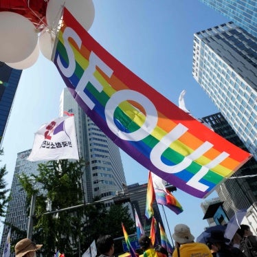 2023년 7월 1일 서울퀴어문화축제에서 무지개 깃발이 휘날리고 있다.