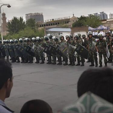 中国政府在动荡的新疆地区加派警力，此图为 2014年7月31日中国军人在喀什。