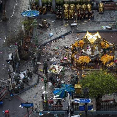 鉴识专家在泰国曼谷市中心四面佛庙爆炸命案现场进行调查，2015年8月18日