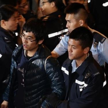 香港学生领袖周永康于2014年12月11日在行政大楼外遭警方带走。