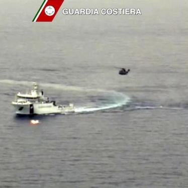 ​2015年4月19日，意大利海岸警卫队船只和直升机在地中海搜救一艘倾覆的移民船只。