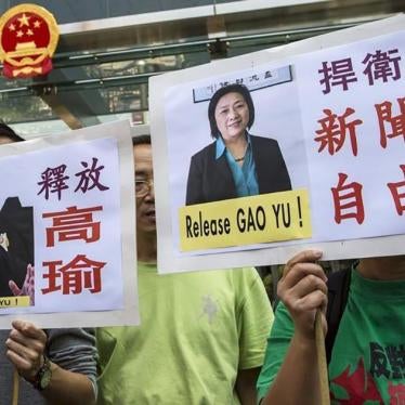 香港民主人士举牌示威，呼吁释放中国记者高瑜，2015年4月17日。