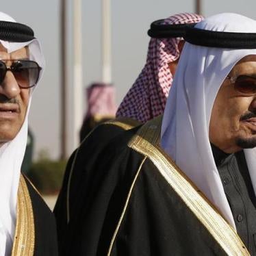 ولي العهد السعودي، الأمير محمد بن نايف (إلى اليسار) مع عمه، الملك سلمان (إلى اليمين) في مطار الملك فهد الدولي في الرياض، بالمملكة العربية السعودية، في 27 يناير/كانون الثاني 2015.