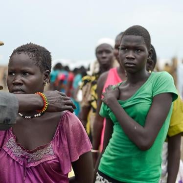联合国南苏丹特派团（UNMISS）取水区前排队的妇女，通常要等上好几小时，有时在清晨前就得开始排队 