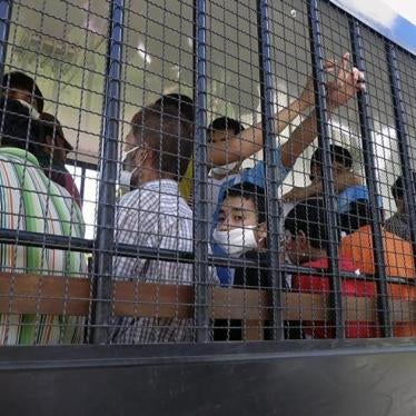 一群突厥族人士被送往泰国南部宋卡市的拘留所，2014年3月26日。