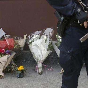 巴黎遭连串致命攻击翌晨，警察在遇袭的时钟酒吧（Le Carillon）外警戒。