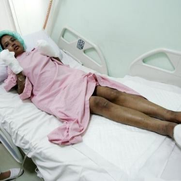 العاملة الإندونيسية نور مياتي تستلقي على سرير في مستشفى سعودي في الرياض، 23 مارس/آذار 2005. 
