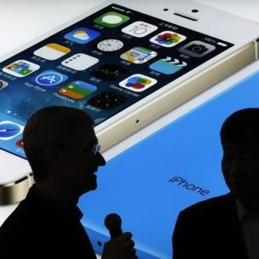 苹果公司执行长库克（左）和中国移动董事长奚国华2014年1月17日在北京的苹果iPhone发表会上。