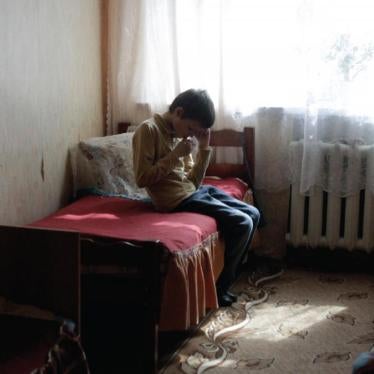 一名男孩坐在俄罗斯西部一所国立视障及听障儿童寄宿学校的教室。
