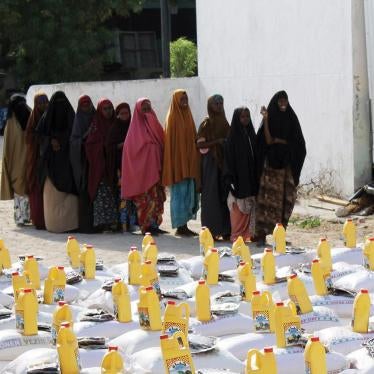 Displaced women line up to receive food aid in Mogadishu’s Hodan district. Several reported having been photographed during food distributions by humanitarian agencies but then having the assistance taken away from them by “gatekeepers.”