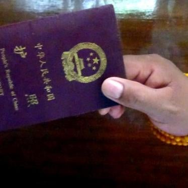 一名藏人手上的中国护照。