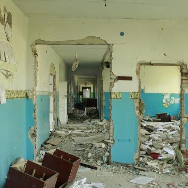 Damaged school in Nikishine. Rebel fighters deployed inside the school between September 2014 and February 2015 and exchanged intense fire with Ukrainian forces. © 2015 Yulia Gorbunova/Human Rights Watch